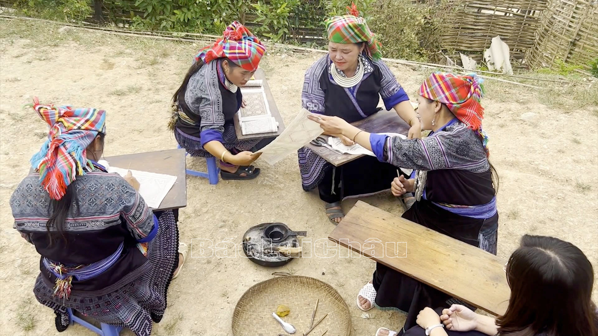 Phụ nữ dân tộc Mông ở Pha Mu, huyện Than Uyên thường quây quần cùng nhau vẽ và chia sẻ kinh nghiệm khi vẽ hoa văn bằng sáp ong trên vải.